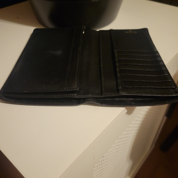 Vintage Authenric CHANEL Black Leather Wallet with Iconic Emblem - Picture 8 of 13